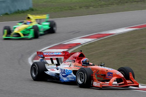 Arie Luyendyk in actie tijdens de rookiesessies